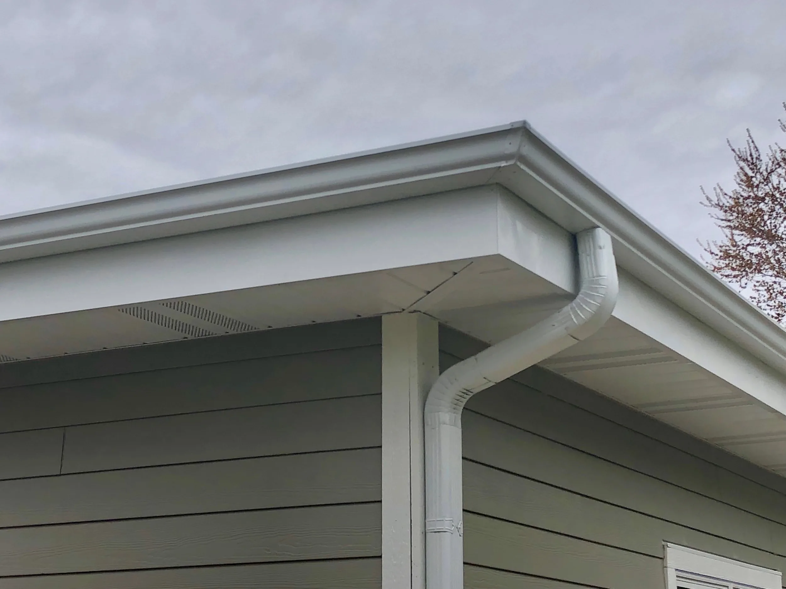 quality white gutters from Dick's Roof Repair Service